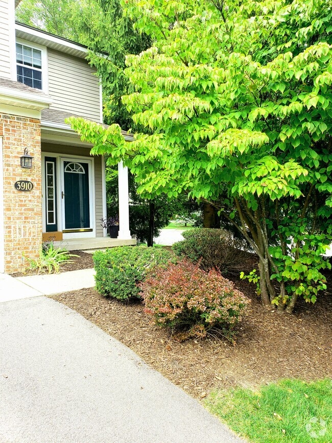 Building Photo - 3910 Old Elm Dr SE Unit 0 Rental