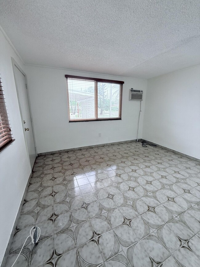 Photo - 957 W 67th St