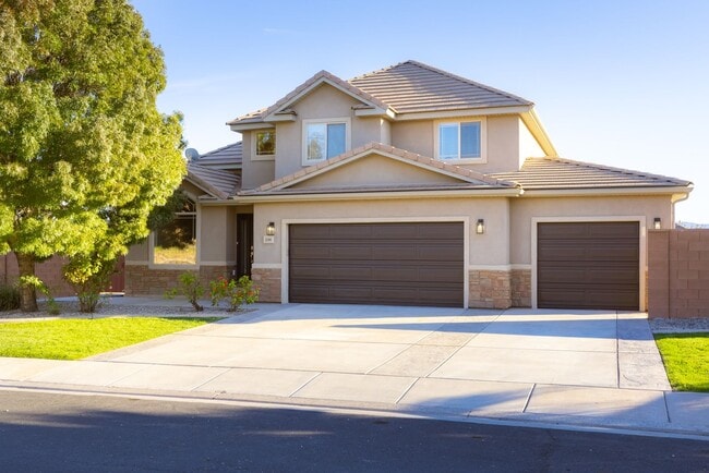 Building Photo - Darling home in desirable Little Valley with a PRIVATE POOL!