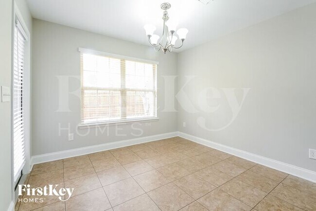 Photo - 460 River Crest Dr N