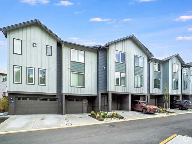 Building Photo - Charming 3-Bedroom Townhome with Modern Am...