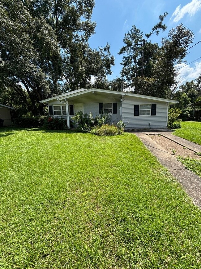 Building Photo - House Near Campus With Yard