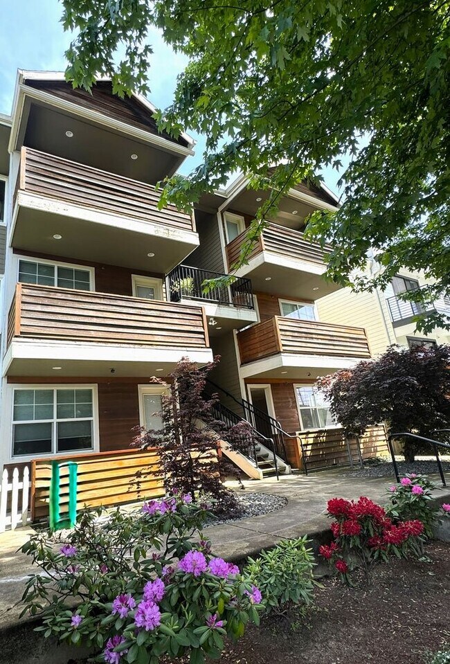 Building Photo - Modern Contemporary First-floor Condo located in Overlook neighborhood with Central A/C