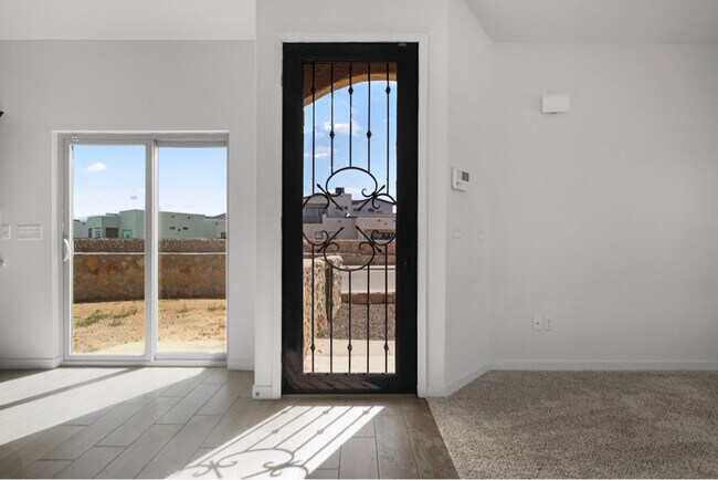 Photo - 912 Clapham St