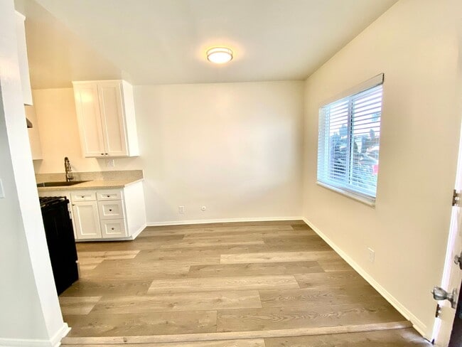 Photo - Beautifully Upgraded 1 Bedroom / 1 Bathroom Apartment Available Now! Unit 4