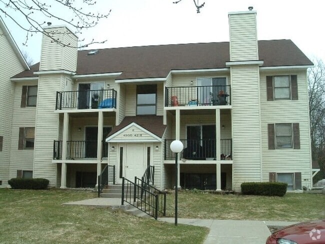 Building Photo - Spacious 3 Bedroom Condo Near Downtown Tra...