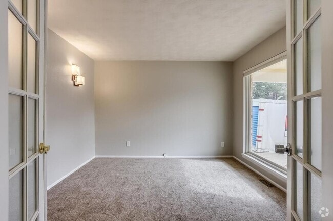 Building Photo - 3149 Oak Cir N Rental