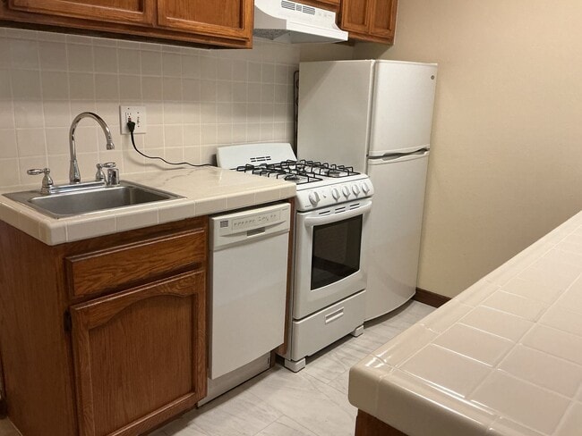 Photo - Los Caballeros #325 Unit 325B