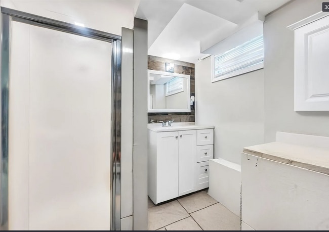 baño - 25 E 13th St