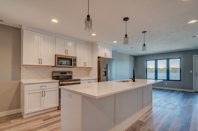 Photo - 172 W Bay Rd