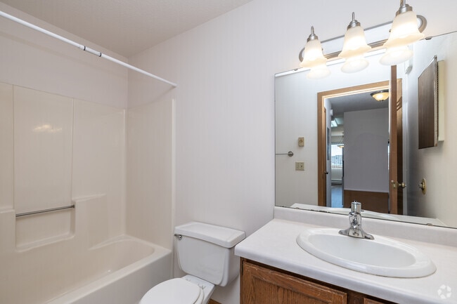 2BR, 1BA - 830SF - Bathroom