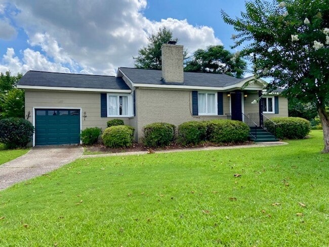 Building Photo - Cozy 3 Bed 2 Bath Available in June! Rental