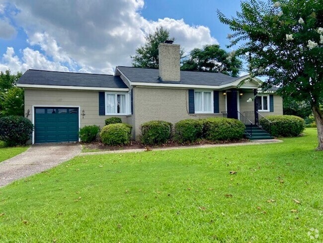 Building Photo - Cozy 3 Bed 2 Bath Available in June! Rental