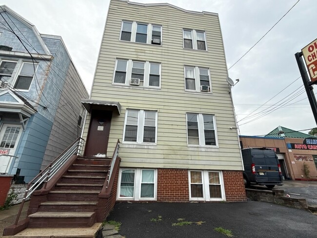 Building Photo - 310 Danforth Ave Unit 1F Rental
