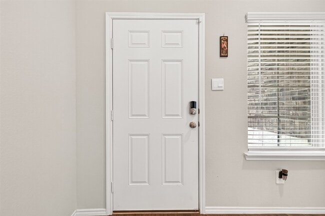 Photo - 2315 Spruce Clf Ln