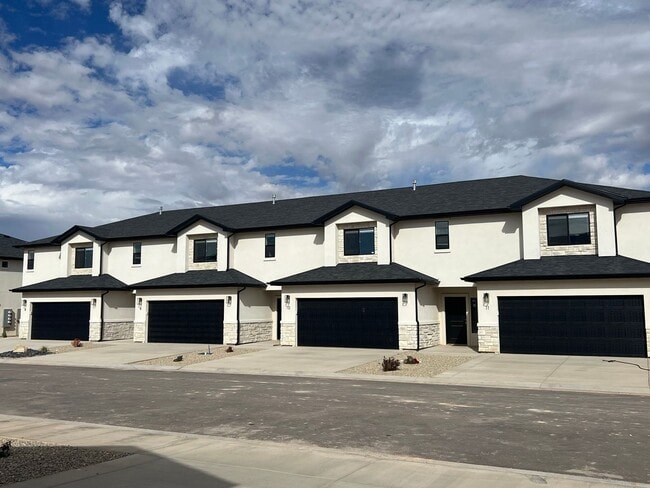 Building Photo - Brand New Home!