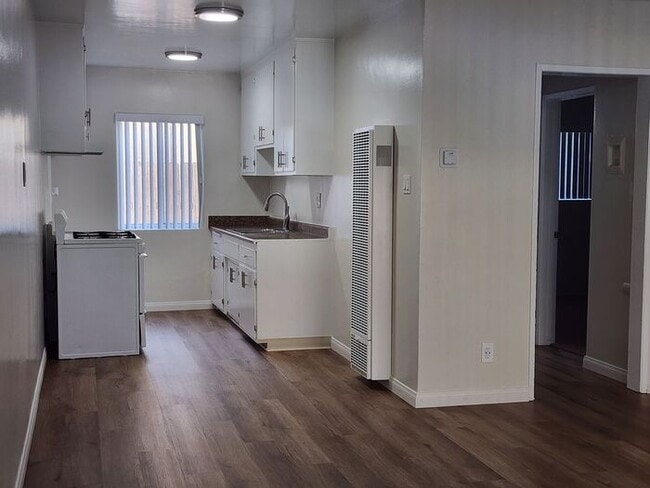 Building Photo - Updated LARGE Bright Lower One Bedroom in ... Rental