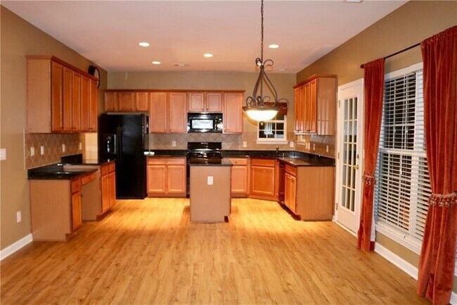 Photo - 607 Hidden Close