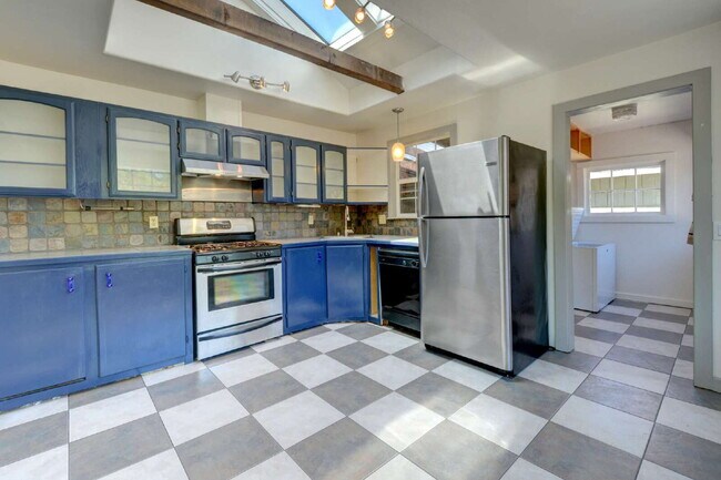 Photo - 399 N Laurel St