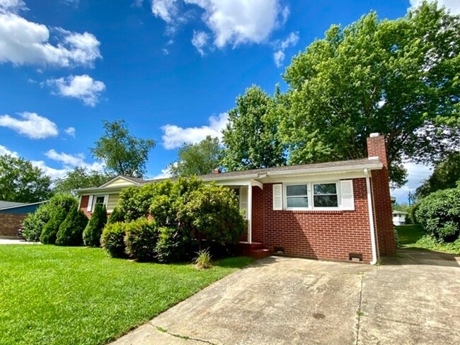 Charming Brick Ranch in Haw Creek - Charming Brick Ranch in Haw Creek House