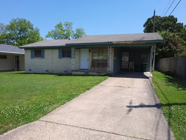 Building Photo - 3 Bedroom and 1.5 Bathroom Rental