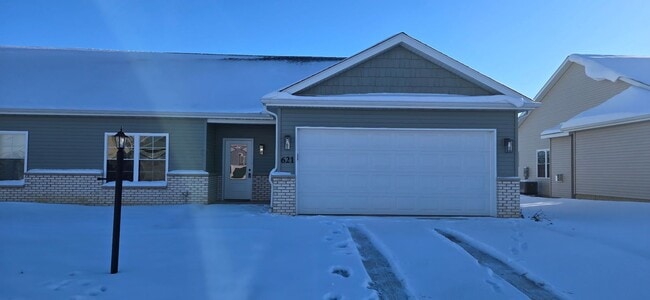 Building Photo - Charming 3-bedroom/2-bathroom duplex home in Washington, IL