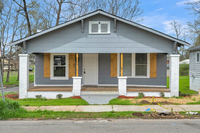 Photo - 4/1 Open Floorplan, Renovated, Section 8, ...