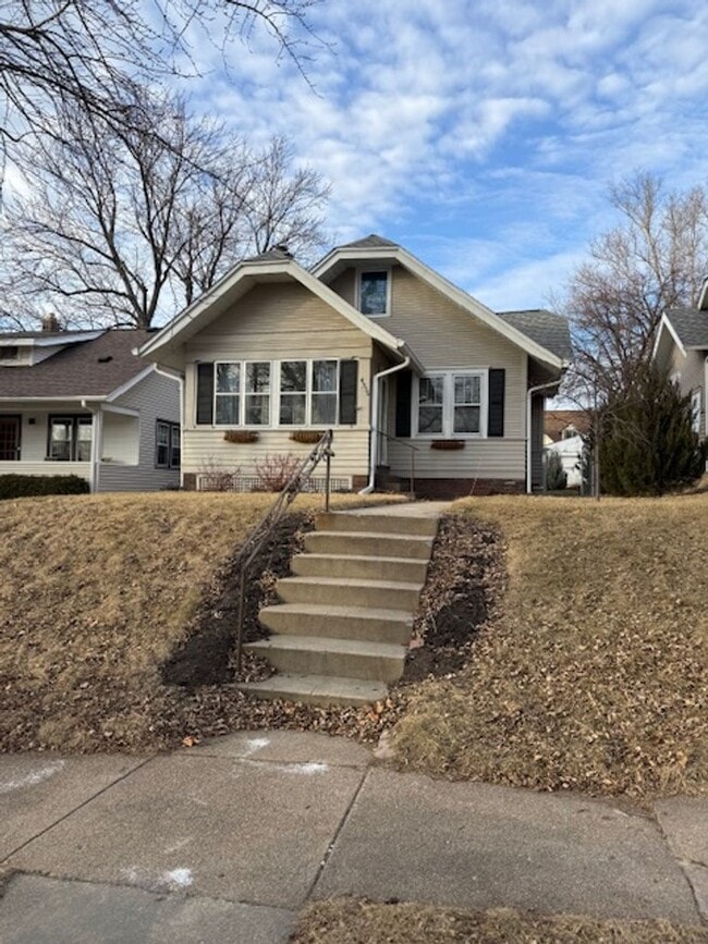 Building Photo - Classic 4-Bedroom Home with Indoor and Outdoor Space!!