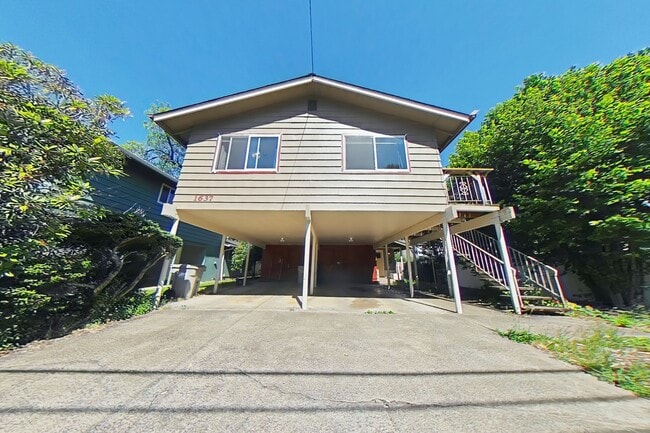 3 Bedroom Duplex ~ Close to Campus ~ Small... - 3 Bedroom Duplex ~ Close to Campus ~ Small... Apartment Unit 1639 NW Kings