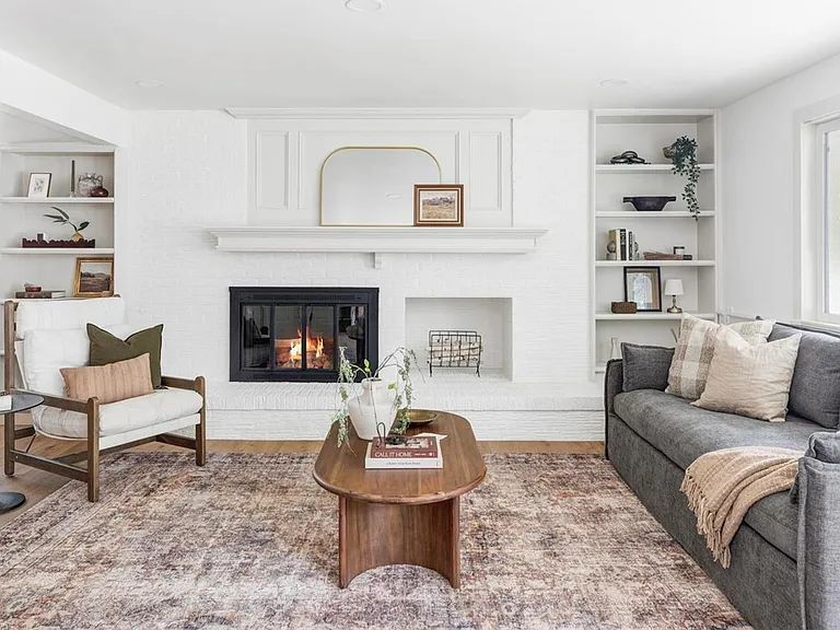 "Spacious 3-Bedroom Gem with Lake View & F... - "Spacious 3-Bedroom Gem with Lake View & F... Apartment