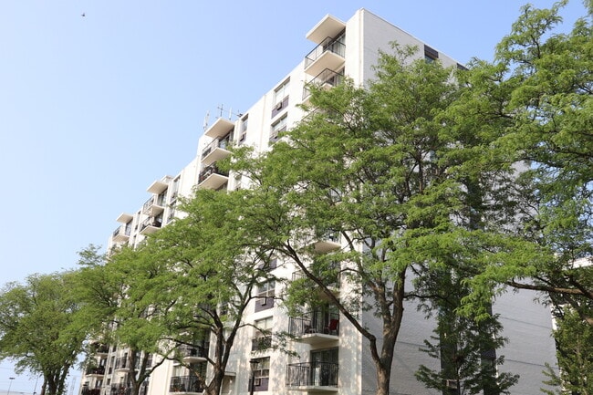 Building Photo - 9009 Golf Rd Unit 8B