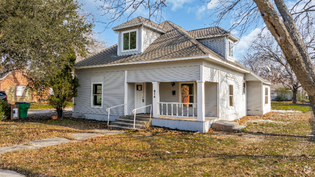 Building Photo - 614 S Grand Ave Rental