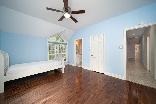 27 Shaker Ct W