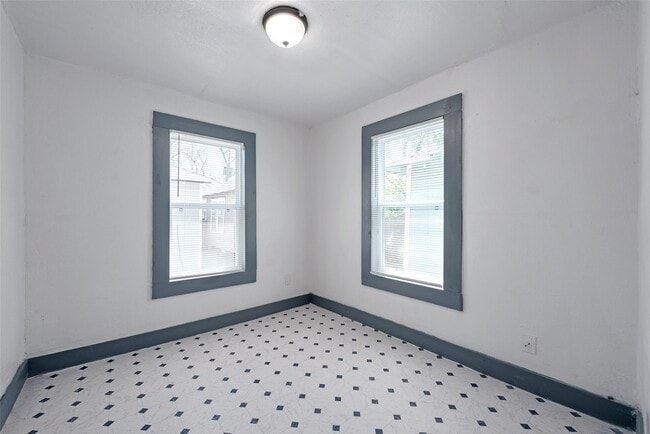 Photo - 2528 Campbell St