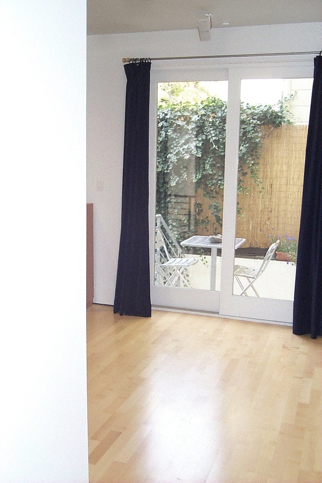 El salón mira al patio trasero. - 12A Reno Pl