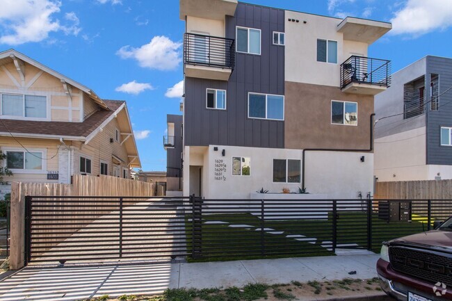 Building Photo - 1631 S New Hampshire Ave Unit 1631 1/2 Rental