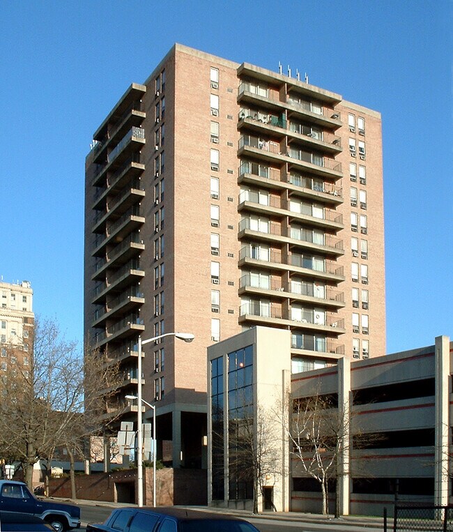 Vista desde el otro lado noroeste de Washington Street - Washington Towers