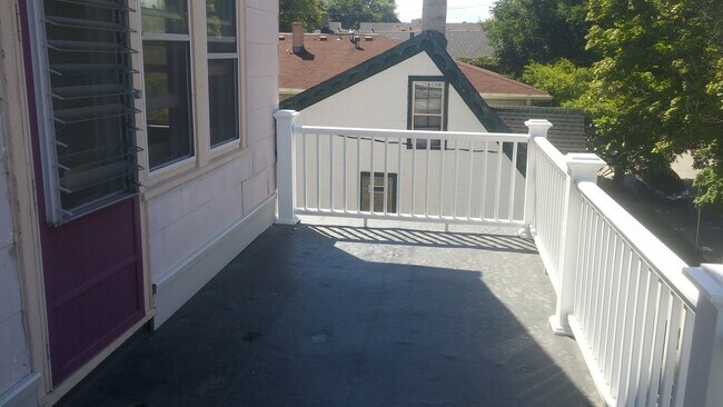 1622 N Warren Ave Unit Upper