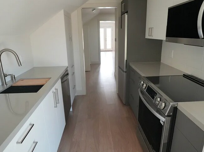 Photo - Updated top floor 1 bedroom In A Great Neighborhood!