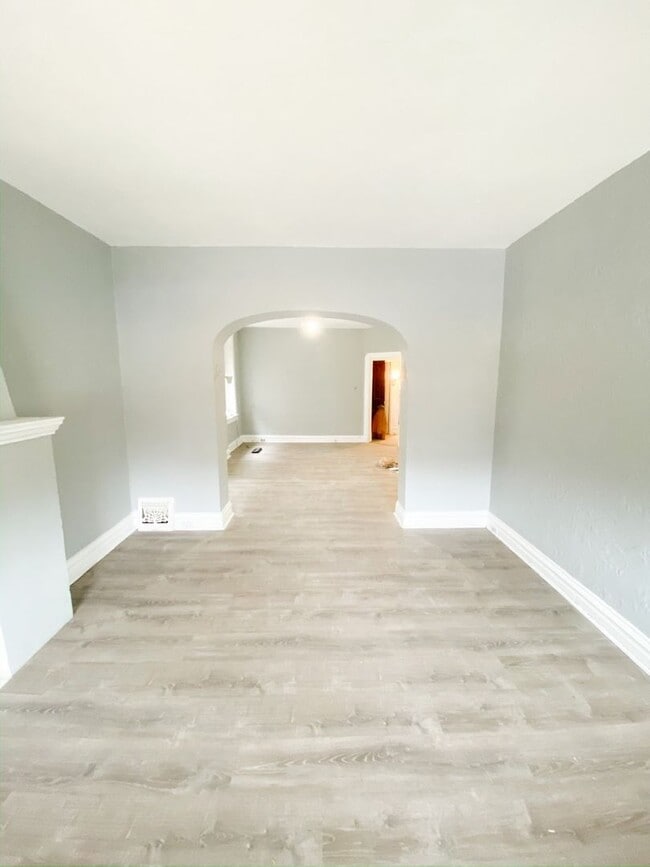 Building Photo - 2Bed 1Bath with Den! Newly renovated!!
