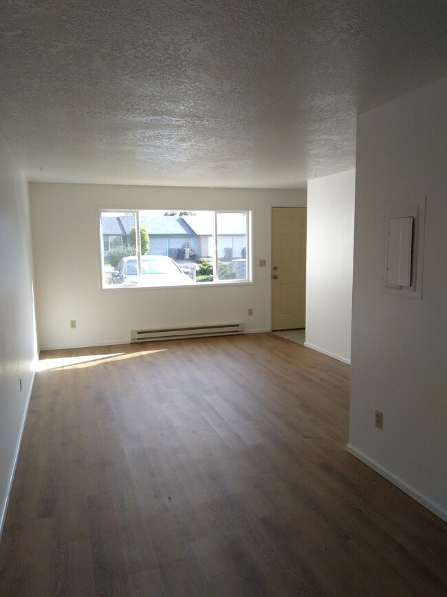 Photo - 875 NW Oak Ave