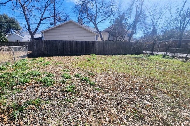 Photo - 3 Bed 2 Bath in Hyde Park with Huge Yard