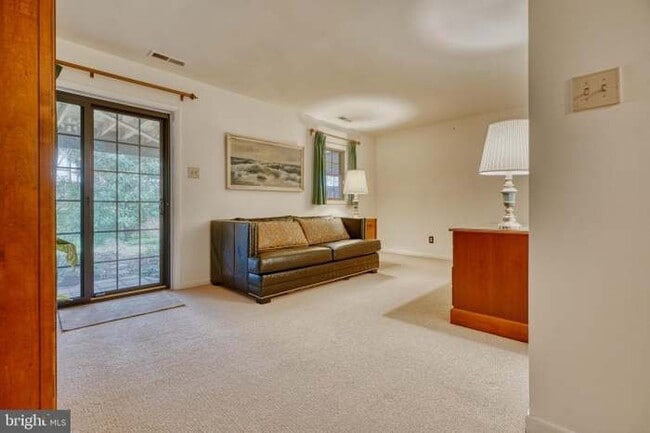 Building Photo - 68 Tudor Ct