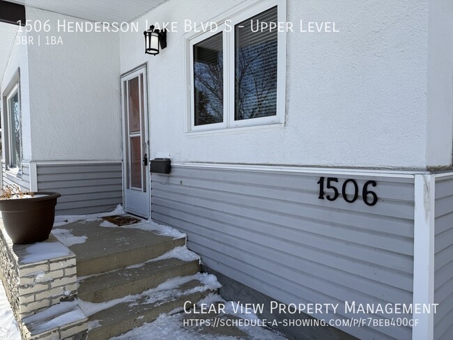 Building Photo - Renovated 3 bedroom, 1 bathroom upper suite with UTILITES INCLUDED! Unit Upper Level