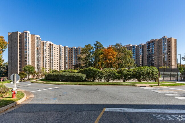 5901 - 5904 Mount Eagle Dr - Montebello