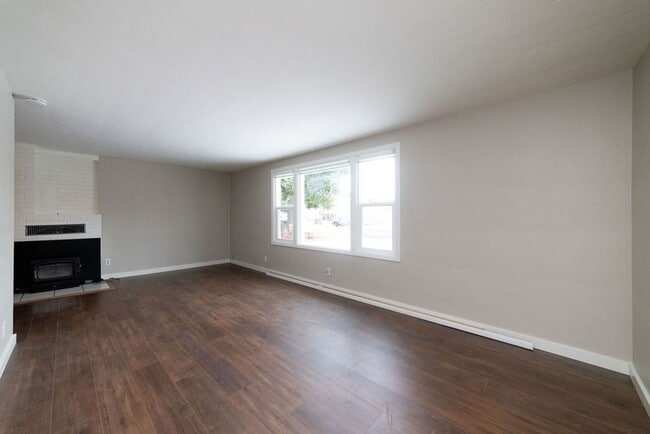 Photo - 172-172 NE Juniper St