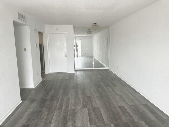 Building Photo - 2824 S Bartell Dr Unit 35