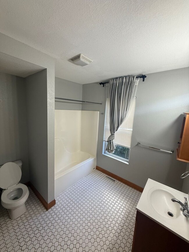 Building Photo - 2 Bedroom Lower Rear Unit 2630A N Bartlett Ave - Lower Rear