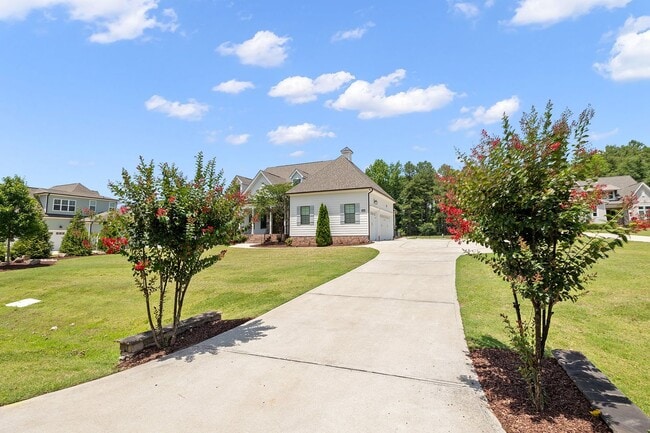 Photo - **Luxury 4/4 with Fenced in Yard**