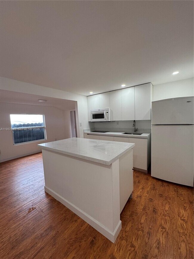 Photo - 10805 NW 10th Ave Unidad Rear  A